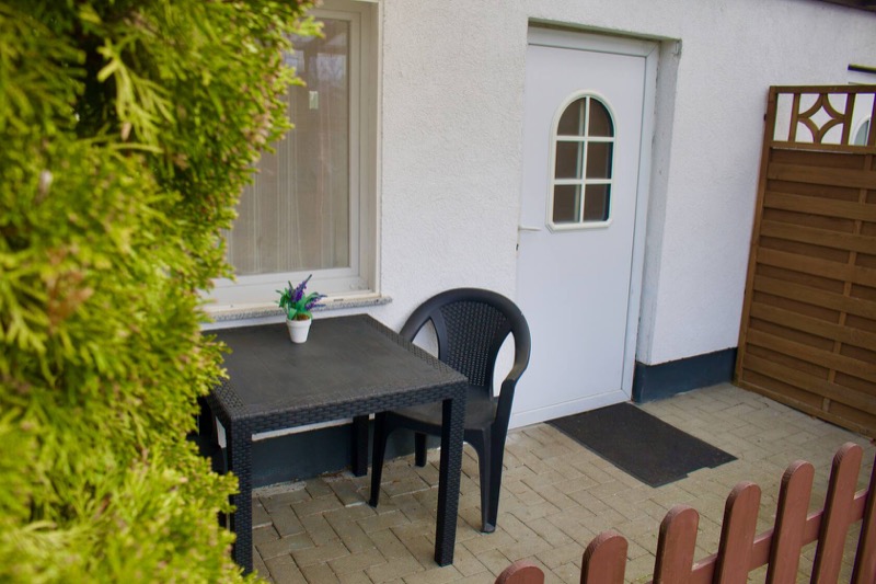 Terrasse des Bungalows mit Sitzplatz am Eingang