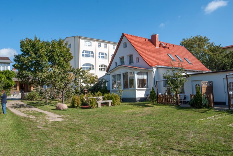 Das Haupthaus des Granitzhofs mit Wintergarten und großem Garten